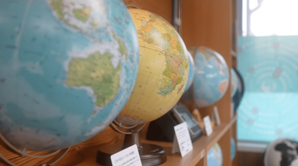 The Process of Making Terrestrial Globes – 地球儀を作るプロセス – Mass Production&nbsp;지구의