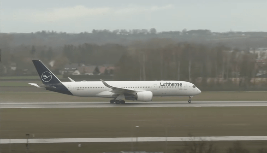 20 Minutes of Thrilling Landings & Takeoffs by Massive Jets at Munich Airport&nbsp;(MUC)