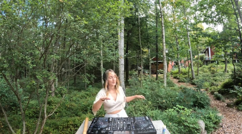 Sunny Chill House Mix I Deep Into The Woods 18 | Daniella&nbsp;Bjarnhof